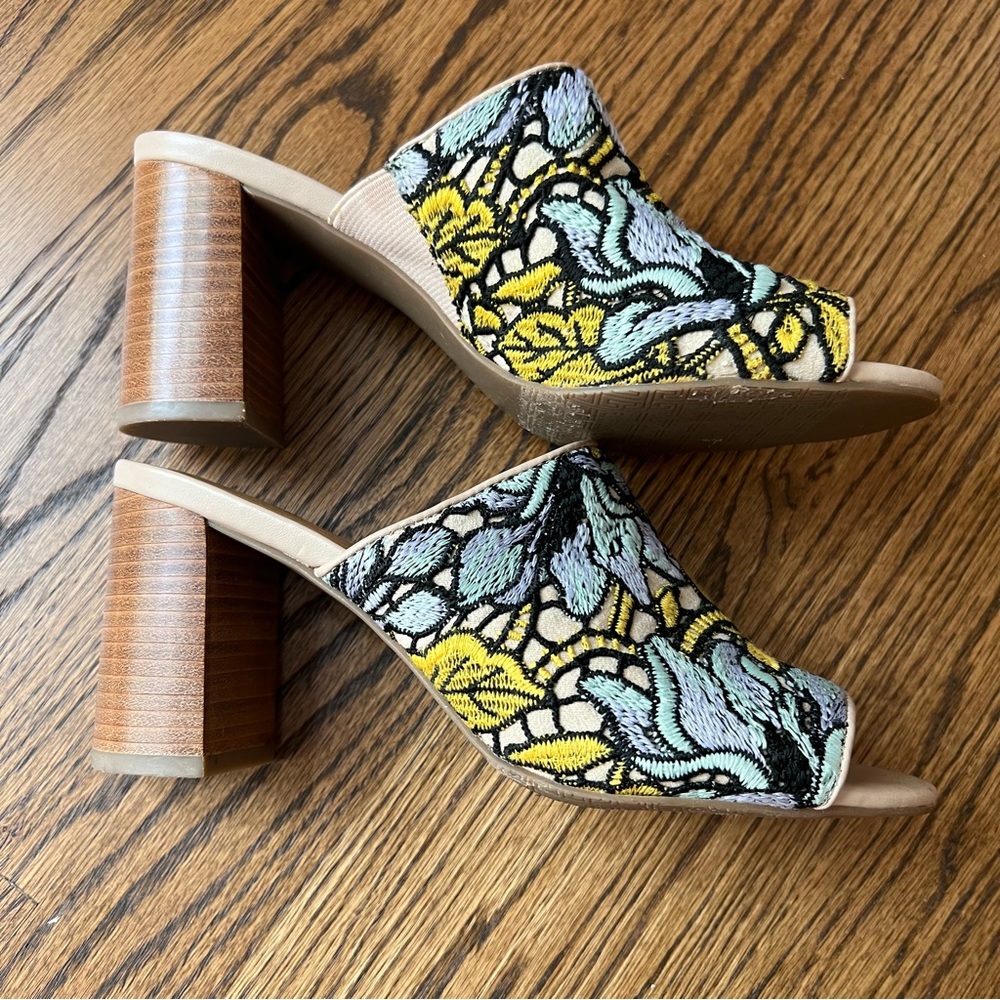 Never worn Crown Vintage multi color heeled slides